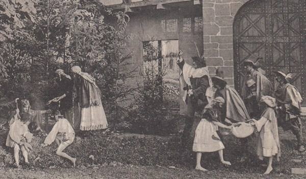 <p>Aufführung des Götz von Berlichingen in Diessenhofen 1908 , 5. Akt Zigeunergruppe , Kart Top Zustand</p>